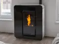 Estufa de pellets moderna con llama encendida. Descubre cómo funciona para calentar tu hogar de forma eficiente.