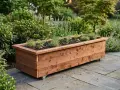 Jardinera de madera con ruedas, ideal para aprender como hacer una jardinera de madera y cultivar hierbas aromáticas en tu patio.