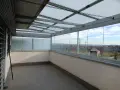 Terraza con diversos tipos de cerramientos: acristalamiento corredero y techo de cristal.