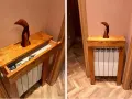 Mueble de madera con un diseño original, que sirve como cubre radiador casero y tiene un cajón para guardar llaves.