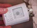 Termostato digital para sistemas de calefacción, con pantalla que muestra un copo de nieve y botones para ajustar la temperatura.