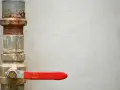 Tubería oxidada con llave de paso roja, lista para cambiar llaves de paso antiguas.