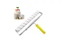 Rodillo de pintura blanco con rayas púrpuras y mango amarillo, junto a cubos de pintura. Explora los tipos de rodillos para pintar.