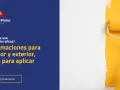 Rodillo pintando una pared con imprimación amarilla. La imprimación es esencial para un acabado perfecto.
