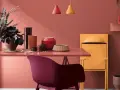 Un espacio moderno con paredes en tono terracota, ideal para inspirarte sobre como pintar paredes y decorar con muebles y objetos en colores vibrantes.