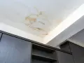 Manchas de humedad en el techo. ¿Tengo goteras en el techo, qué hago? Reparación urgente.
