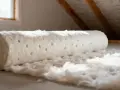 Rollo de material aislante blanco, con agujeros, listo para instalar. Es el mejor aislante térmico para tu hogar.