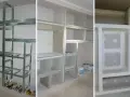 Construcción de un armario de pladur con estructura metálica y estantes. Se muestra el proceso desde el armazón hasta el acabado.