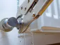 Herramienta sujeta el grifo de un radiador que gotea. Se está intentando cambiar la llave radiador que gotea.