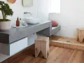 Ideas para baños modernos: lavabo sobre encimera de terrazo, taburetes de madera rústica y ducha con suelo de baldosas.