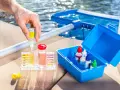 Persona usa un kit para medir el cloro y el pH de la piscina. Se puede echar cloro a una piscina de sal.