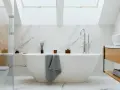 Baño moderno con bañera exenta, grifería cromada y revestimiento de mármol. Ideal para instalar bañera y disfrutar de un oasis de paz.