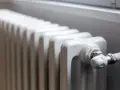 Radiador blanco de gas, ideal para saber cuáles son los mejores radiadores para calefacción de gas.