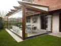 Modernas ideas para cerrar porche con cristaleras, creando un espacio luminoso y funcional con mobiliario de exterior.