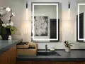 Elegante tocador con espejo iluminado, lavabo empotrado y orquídeas. Ideal para calcular el precio reforma baño 4 m2.