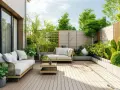 Terraza moderna con sofás, plantas y vallas de madera. Ideal para crear privacidad y como tapar la vista del vecino en terraza.