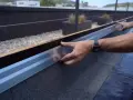 Instalación de perfil metálico en borde de tejado, parte del proceso de como poner tela asfaltica.