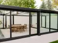 Elegante estructura de cristal para cerrar terraza, con mesa y sillas listas para disfrutar.