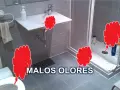 Baño con ducha, lavabo e inodoro. Nubes rojas indican malos olores, sugiriendo un problema con el olor tuberías baño.