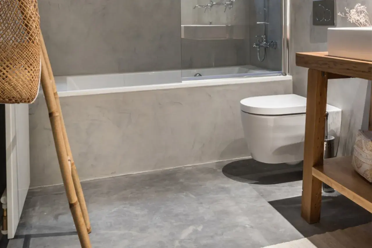 Baño moderno con bañera, inodoro suspendido y lavabo de madera. ¿Cuánto cuesta cambiar bañera por plato de ducha?