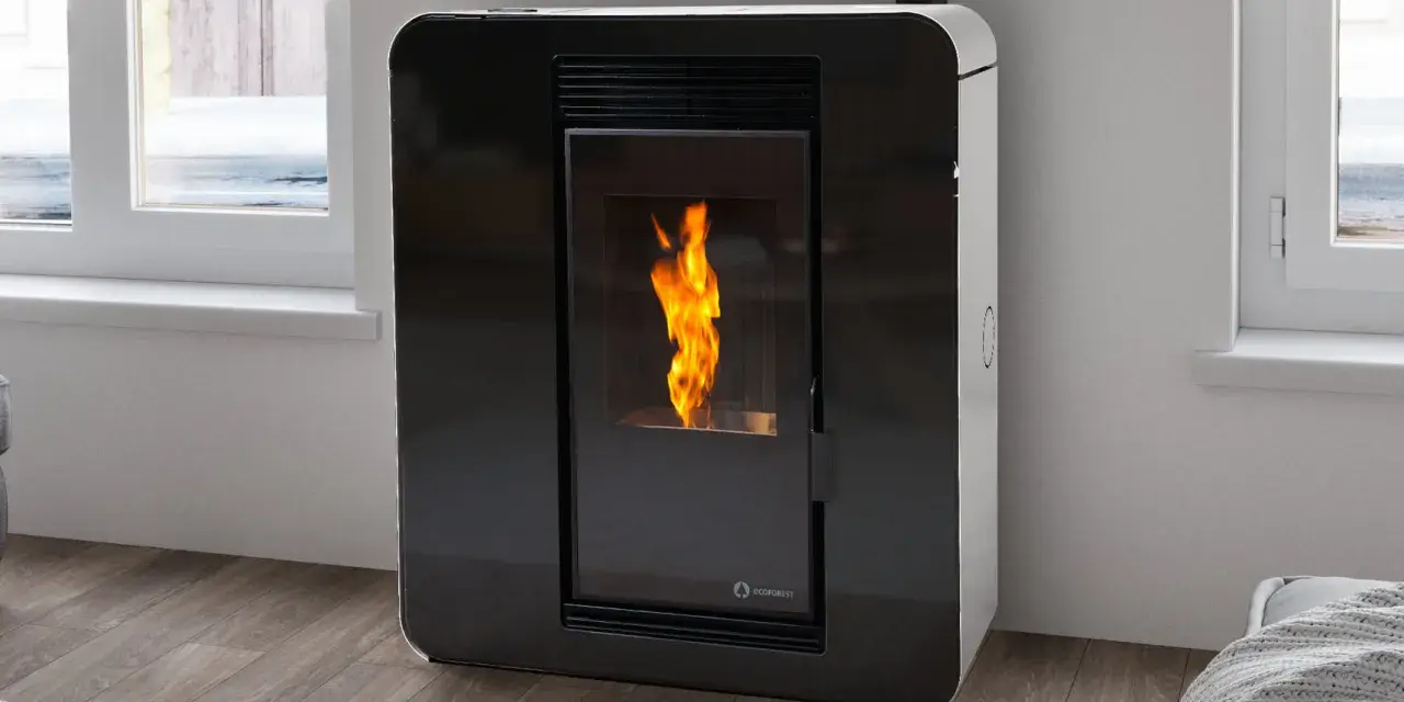 Estufa de pellets moderna con llama encendida. Descubre cómo funciona para calentar tu hogar de forma eficiente.