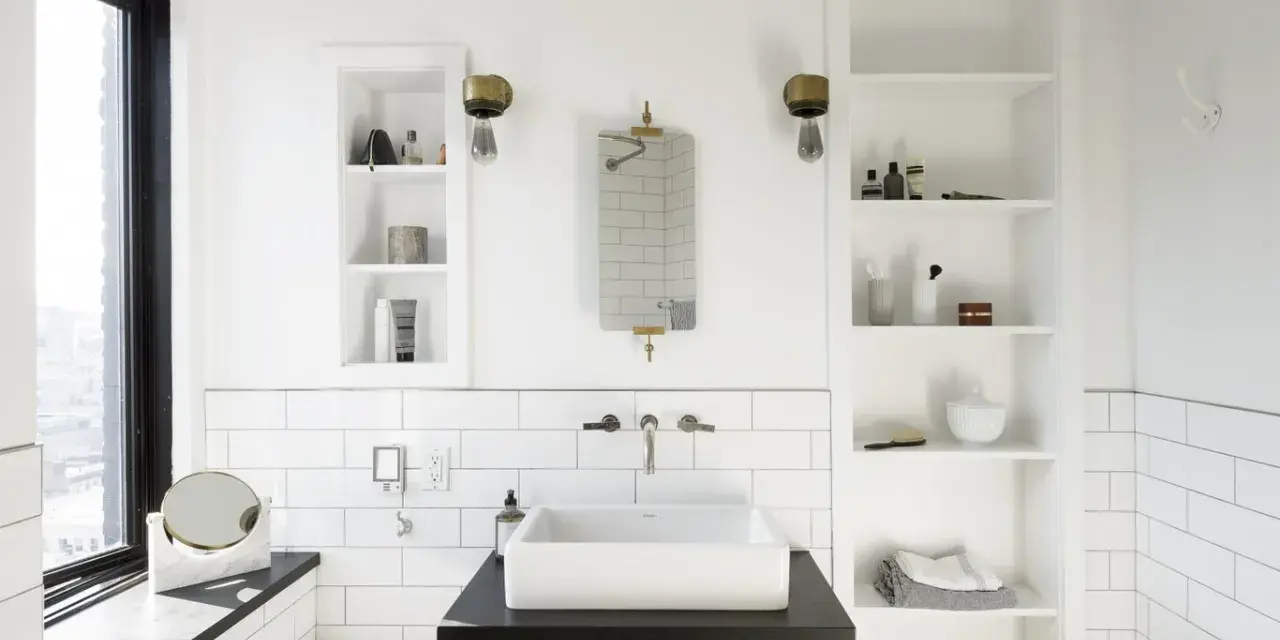 Modern bathroom with a white rectangular lavabo sobre mueble de madera oscura. Estanterías blancas a los lados.