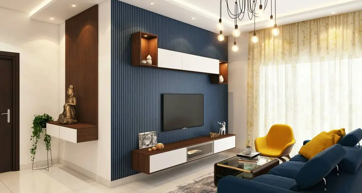 Salón moderno con pared de acento azul con relieve, combinando papel pintado y pintura. Mueble flotante con TV y decoración.