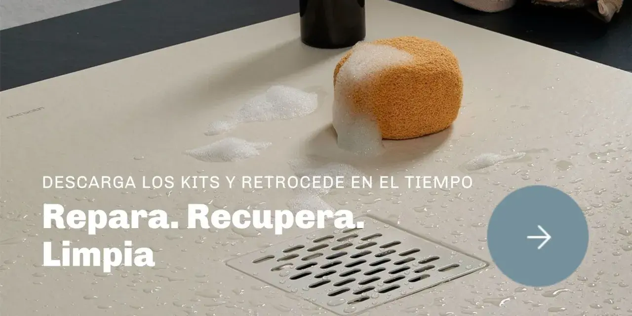 Esponja con espuma sobre plato de ducha de resina. ¡Repara, recupera y limpia tu plato de ducha de resina!