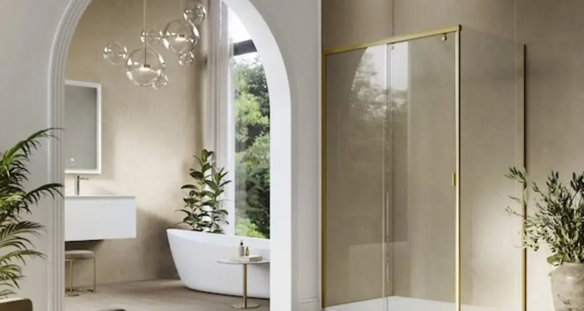 Mampara de ducha moderna con perfil dorado, un ejemplo de los tipos de mamparas de ducha que combinan estilo y funcionalidad en un baño elegante.