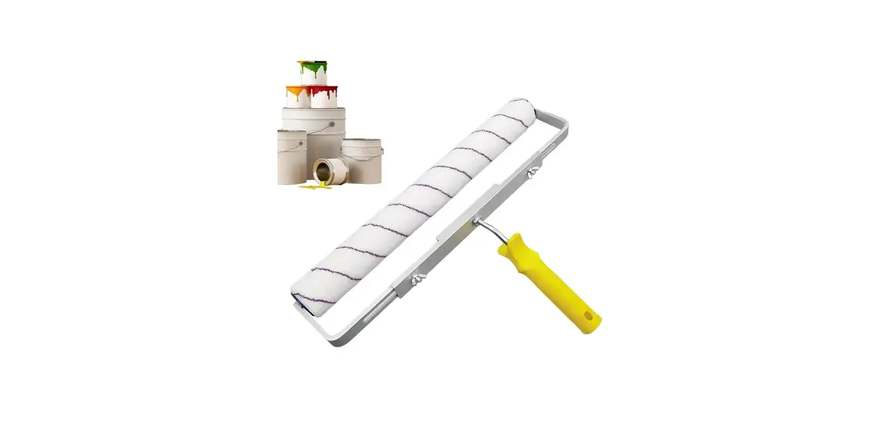 Rodillo de pintura blanco con rayas púrpuras y mango amarillo, junto a cubos de pintura. Explora los tipos de rodillos para pintar.