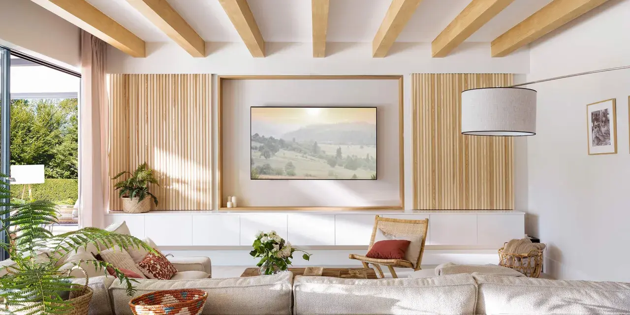 Salón moderno con palilleria en pared, vigas de madera en techo y sofá modular.