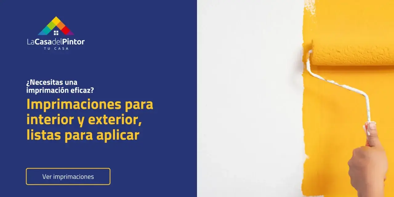 Rodillo pintando una pared con imprimación amarilla. La imprimación es esencial para un acabado perfecto.