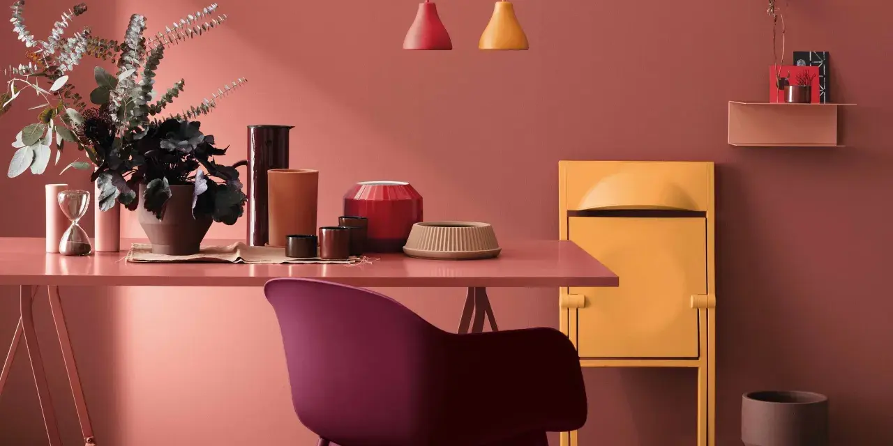 Un espacio moderno con paredes en tono terracota, ideal para inspirarte sobre como pintar paredes y decorar con muebles y objetos en colores vibrantes.
