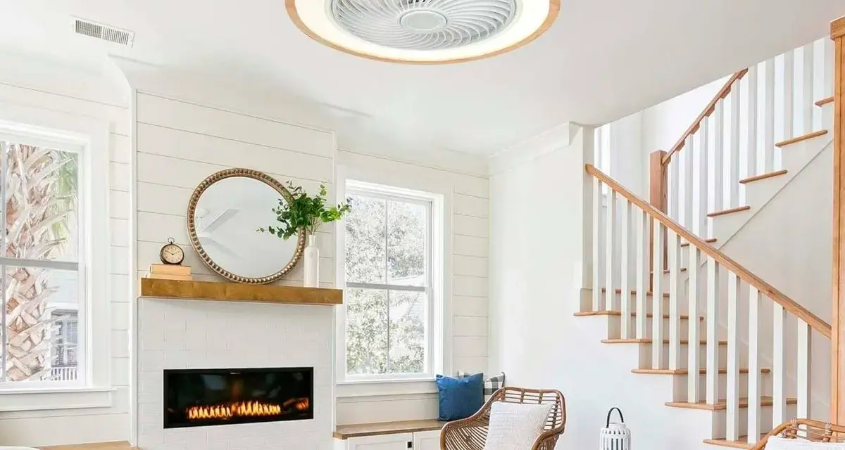 Ventilador de techo moderno con luz LED, uno de los tipos de ventiladores de techo que combina funcionalidad y diseño elegante para salones.