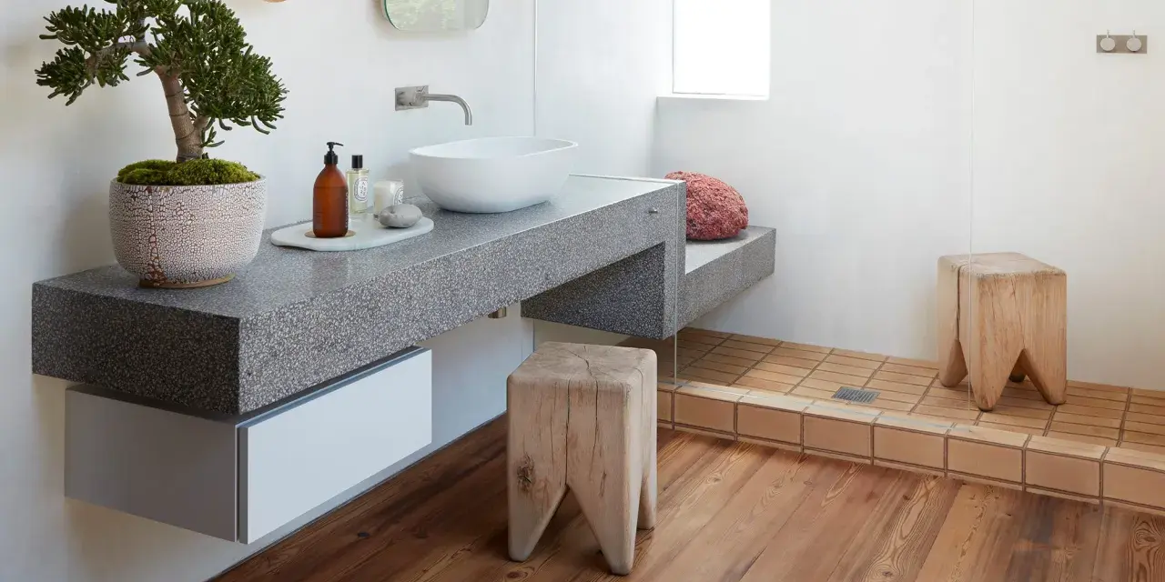 Ideas para baños modernos: lavabo sobre encimera de terrazo, taburetes de madera rústica y ducha con suelo de baldosas.