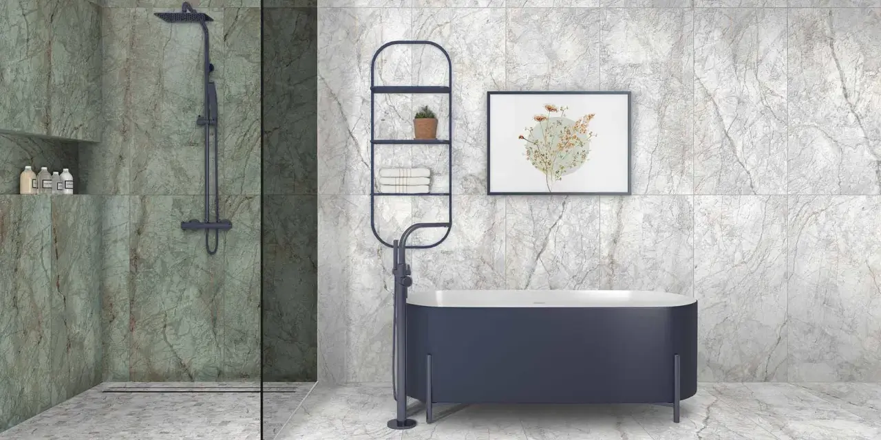 Elegante baño con ducha y bañera azul. Las paredes y el suelo lucen un vinilo para baños sobre azulejos con efecto mármol.