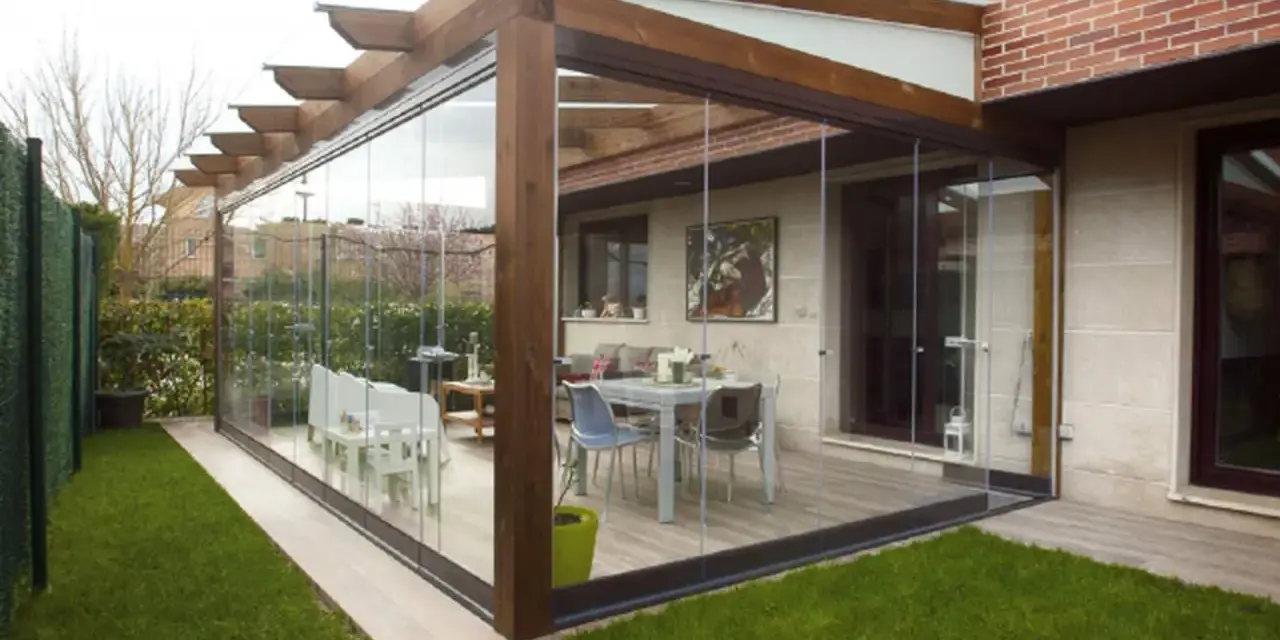 Modernas ideas para cerrar porche con cristaleras, creando un espacio luminoso y funcional con mobiliario de exterior.