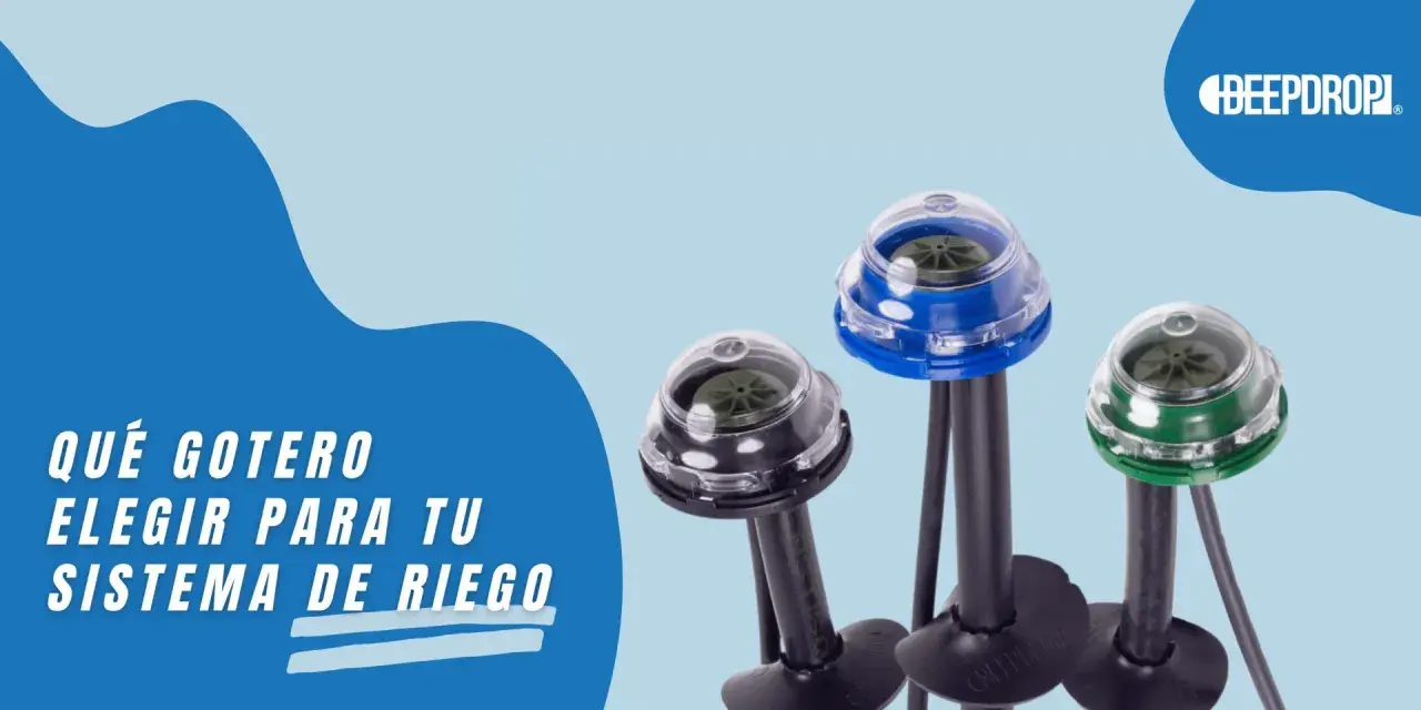 Tres goteros de riego, uno azul, uno negro y uno verde, listos para optimizar tu sistema de riego.