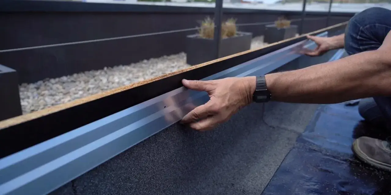 Instalación de perfil metálico en borde de tejado, parte del proceso de como poner tela asfaltica.