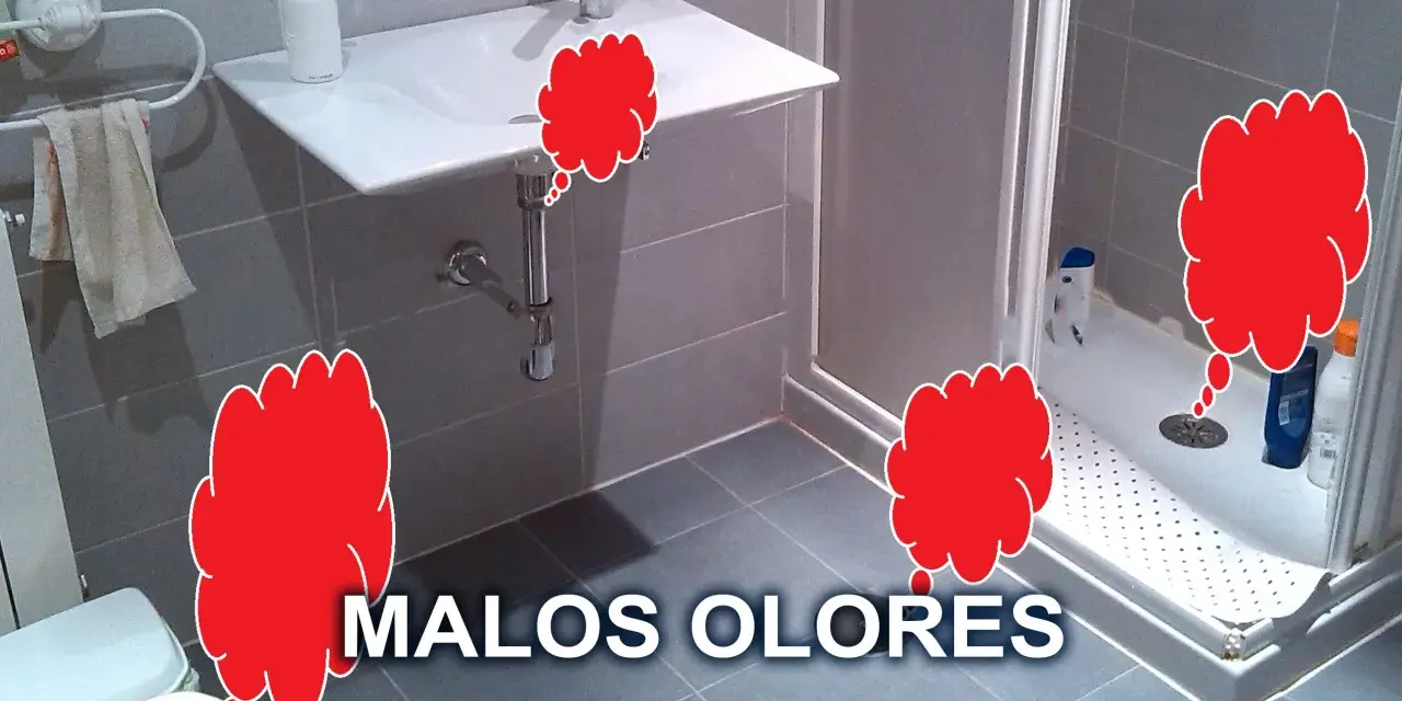 Baño con ducha, lavabo e inodoro. Nubes rojas indican malos olores, sugiriendo un problema con el olor tuberías baño.