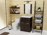 Baños modernos pequeños con ducha, inodoro, lavabo con mueble oscuro y estantería de escalera con cestas organizadoras.