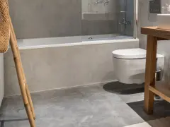 Baño moderno con bañera, inodoro suspendido y lavabo de madera. ¿Cuánto cuesta cambiar bañera por plato de ducha?