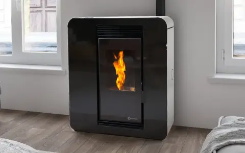 Estufa de pellets moderna con llama encendida. Descubre cómo funciona para calentar tu hogar de forma eficiente.