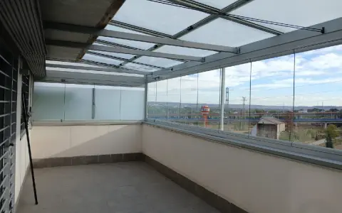 Terraza con diversos tipos de cerramientos: acristalamiento corredero y techo de cristal.