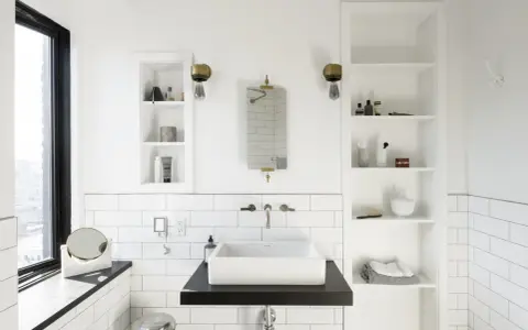 Modern bathroom with a white rectangular lavabo sobre mueble de madera oscura. Estanterías blancas a los lados.