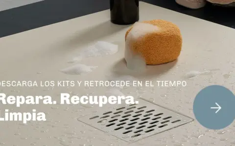 Esponja con espuma sobre plato de ducha de resina. ¡Repara, recupera y limpia tu plato de ducha de resina!