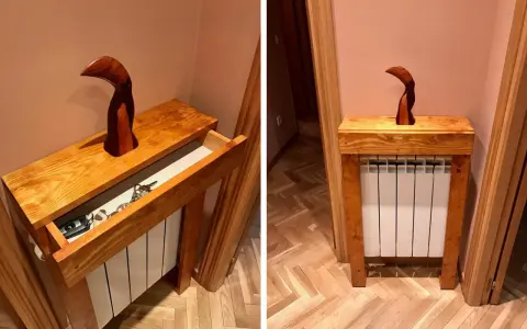 Mueble de madera con un diseño original, que sirve como cubre radiador casero y tiene un cajón para guardar llaves.