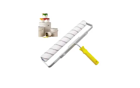 Rodillo de pintura blanco con rayas púrpuras y mango amarillo, junto a cubos de pintura. Explora los tipos de rodillos para pintar.