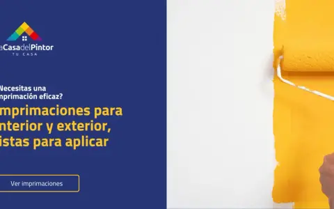 Rodillo pintando una pared con imprimación amarilla. La imprimación es esencial para un acabado perfecto.