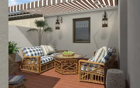 Cómodos sillones de mimbre con cojines a cuadros, mesa de centro con frutas, y un toldo a rayas. ¡Perfectas ideas de jardín para relajarse!